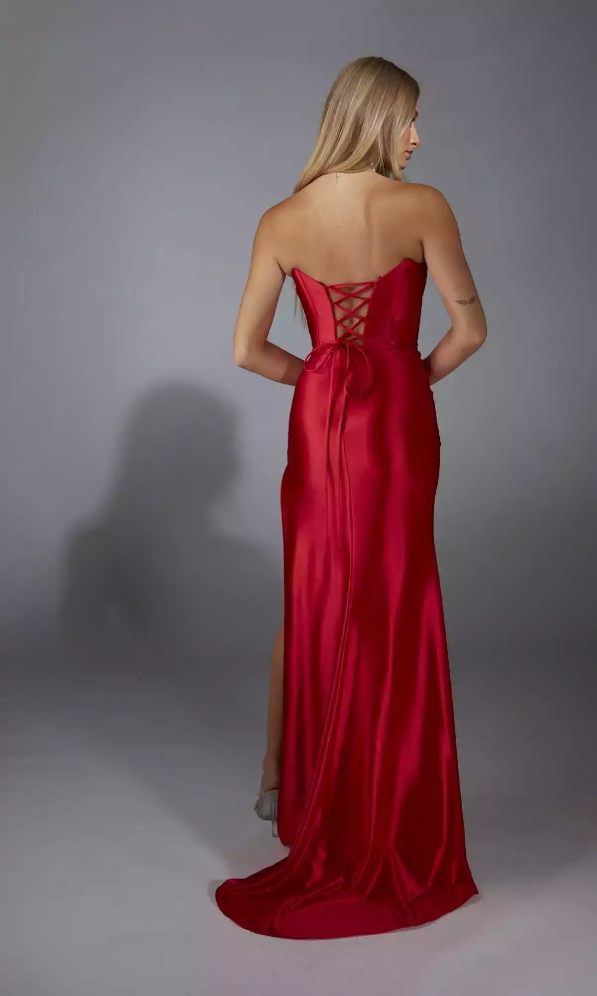 Vestidos de graduación, un elegante vestido largo sin tirantes, minimalista, con corsé de tiras en la espalda y tirantes ajustados