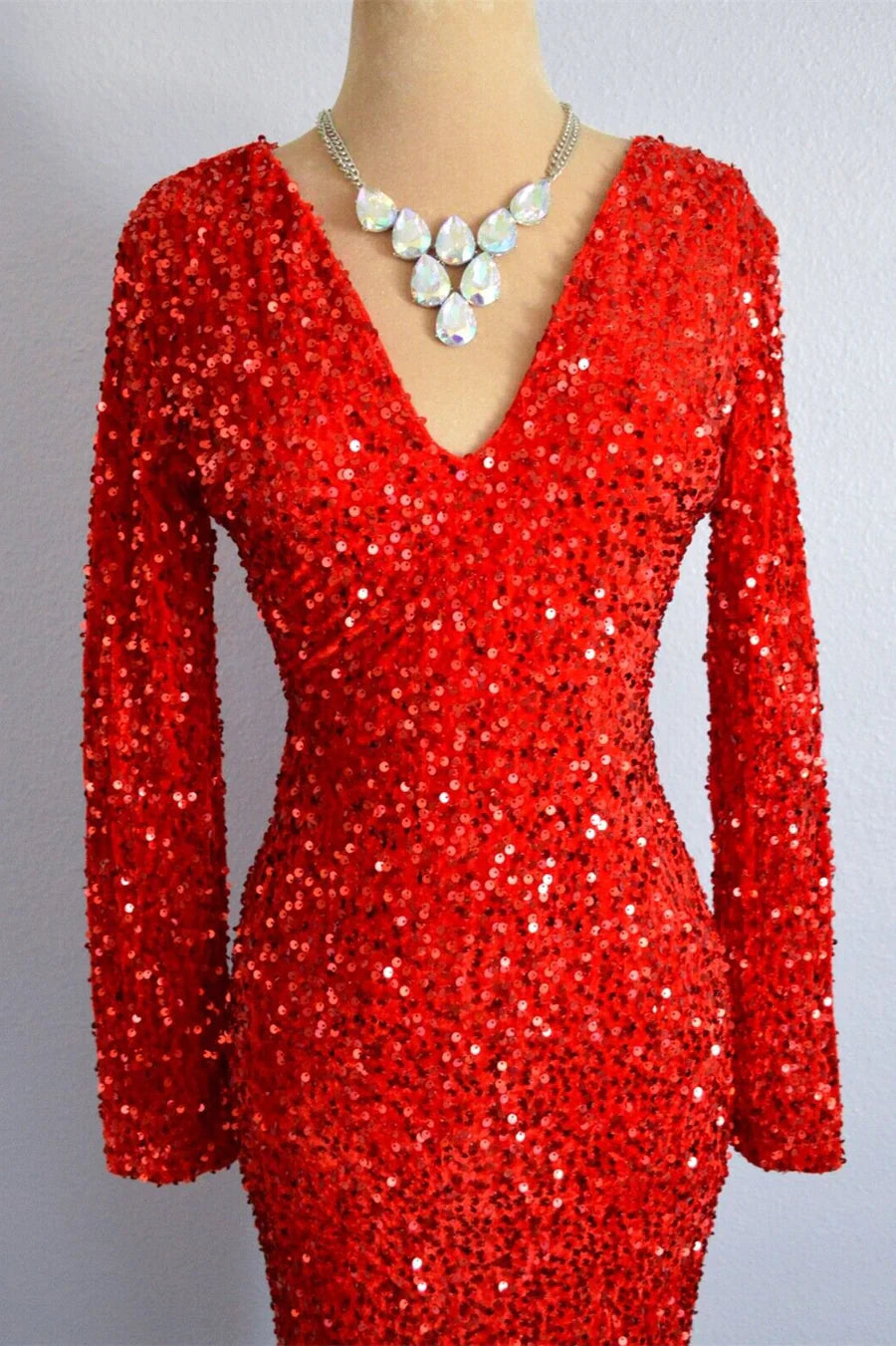Vestido de cóctel rojo de lentejuelas con manga larga y escote en V