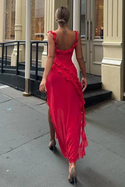 Vestido de noche rojo de satén de un solo hombro con abertura alta y silueta drapeada