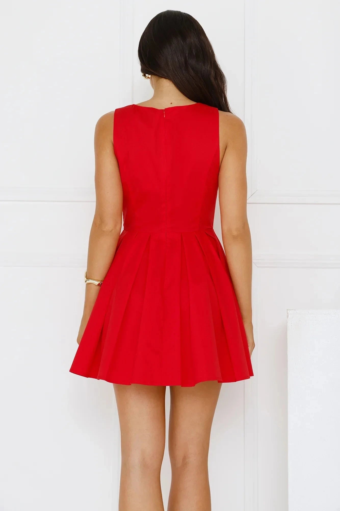 Red sleeveless dress, deep V-neck suitable for parties, dates, and other occasions by YiHuiw