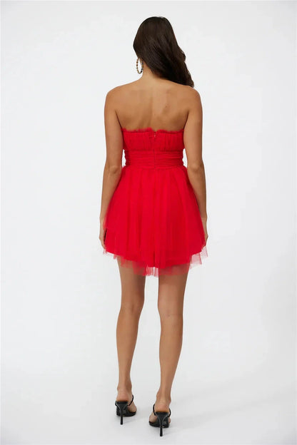 Red strapless skirt with strapless design. The skirt body is made of lightweight mesh material, suitable for parties, dates, etc by YiHuiw