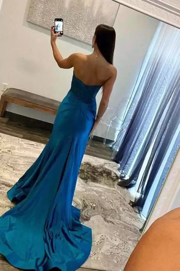 Vestido de graduación sirena de satén verde azulado real con corpiño de encaje con pedrería y abertura alta