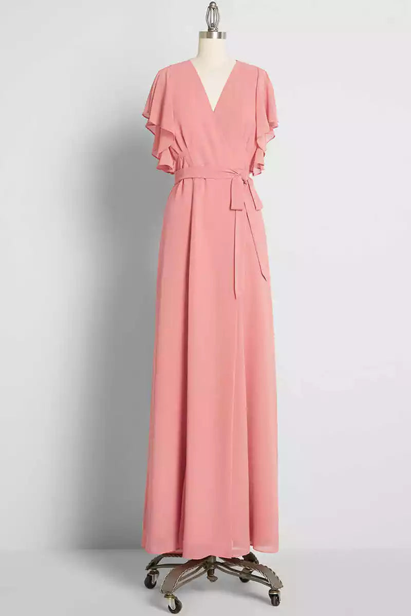 Romántico vestido largo cruzado de gasa rosa rubor con mangas de volantes y cintura anudada del mismo tejido