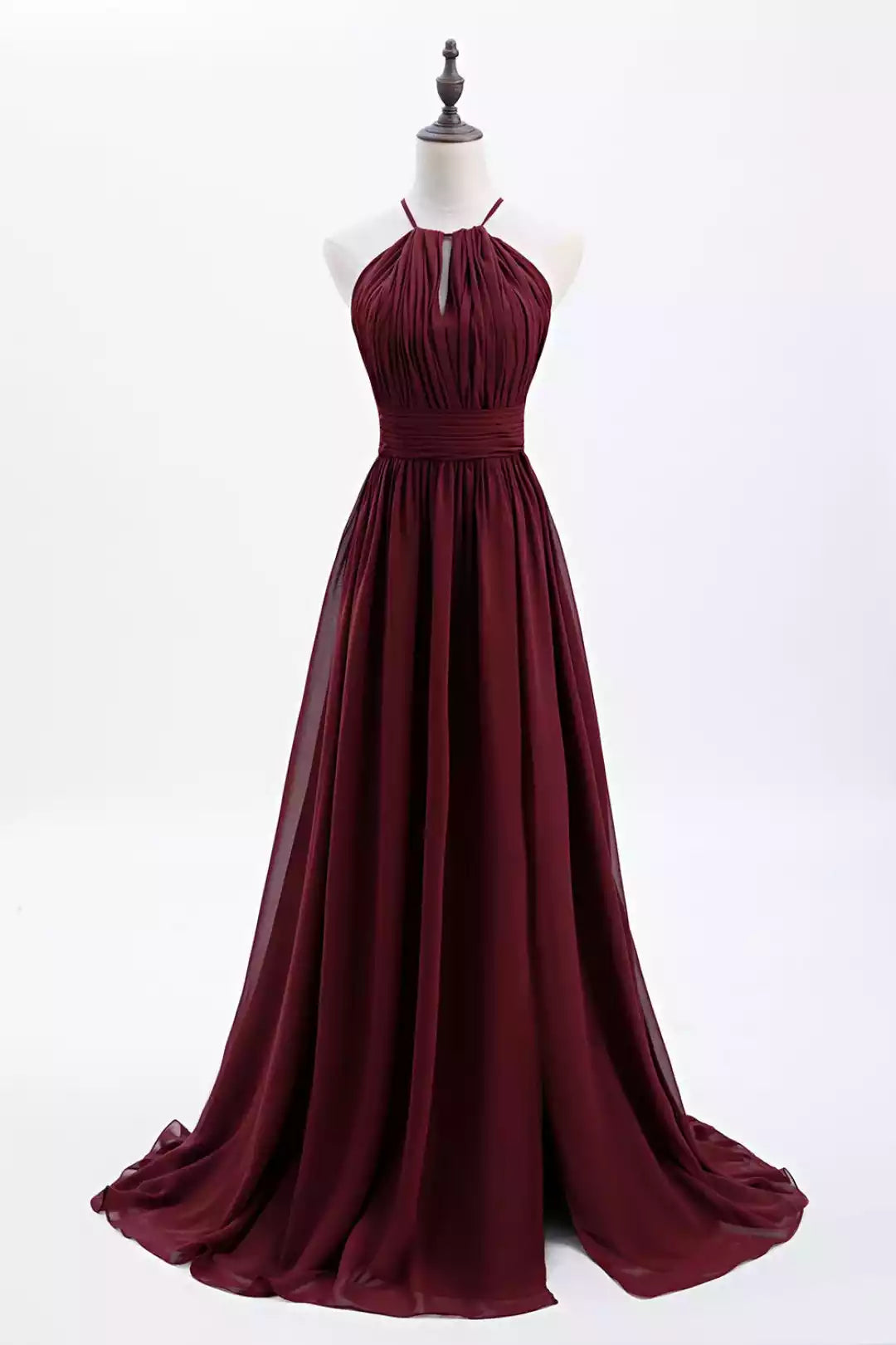 Vestido romántico burdeos de gasa con corte en A, cuello halter, corpiño fruncido y espalda descubierta