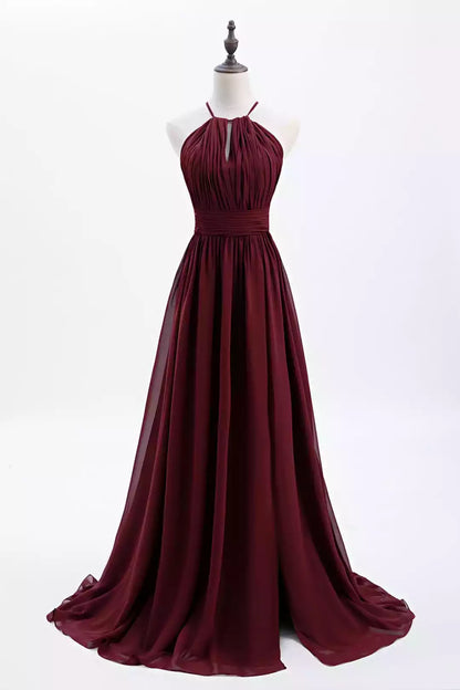 Vestido romántico burdeos de gasa con corte en A, cuello halter, corpiño fruncido y espalda descubierta