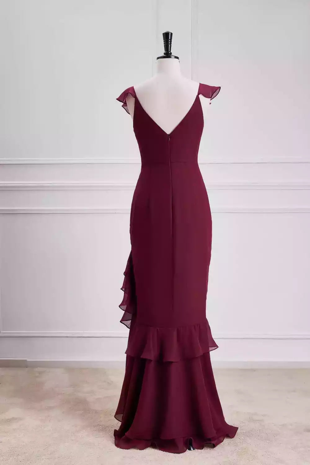Vestido romántico color burdeos de gasa con corte sirena, detalle de volantes y espalda en V