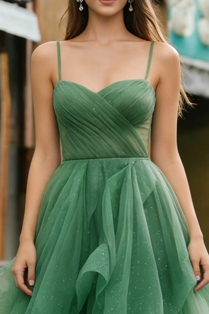 Vestido de noche romántico de tul verde esmeralda con tirantes finos y falda de volantes