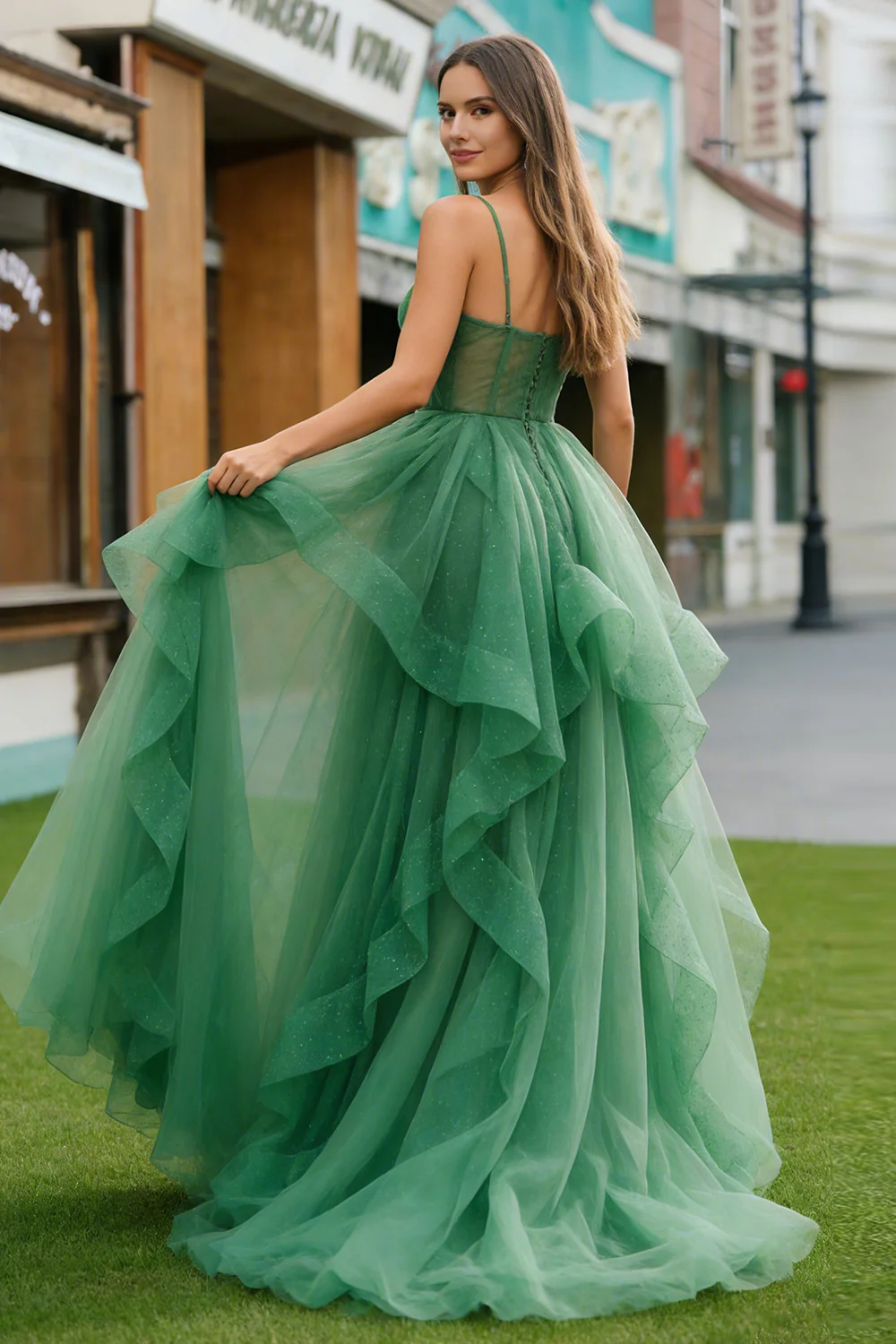 Vestido de noche romántico de tul verde esmeralda con tirantes finos y falda de volantes