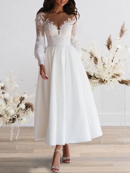 Romántico vestido de novia color marfil de encaje, con escote en V, manga larga, espalda ilusión, corte en A y largo hasta la pantorrilla