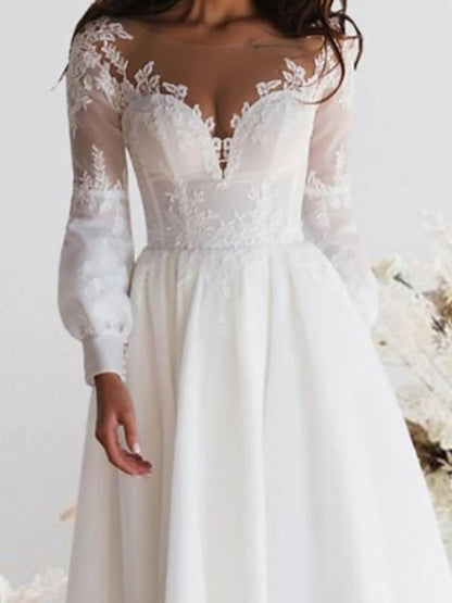 Romántico vestido de novia color marfil de encaje, con escote en V, manga larga, espalda ilusión, corte en A y largo hasta la pantorrilla