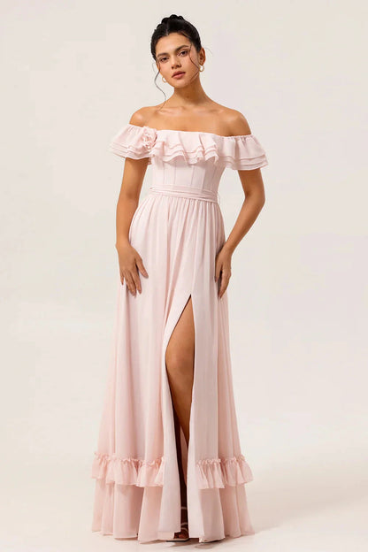 Vestido de noche romántico con hombros descubiertos, corpiño tipo corsé y falda maxi con adornos de volantes