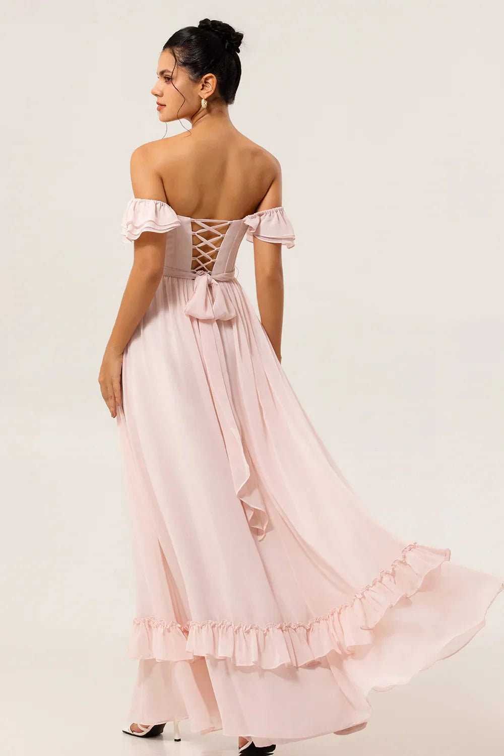 Vestido de noche romántico con hombros descubiertos, corpiño tipo corsé y falda maxi con adornos de volantes