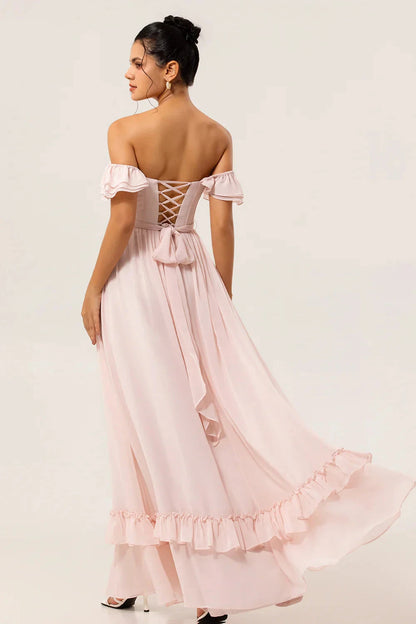 Vestido de noche romántico con hombros descubiertos, corpiño tipo corsé y falda maxi con adornos de volantes