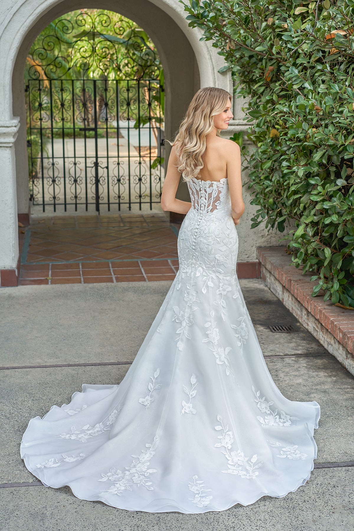 Romantic Organza Mermaid Strapless Sweetheart 3D-Lace-Appliqué Low-Back Train Wedding Dress