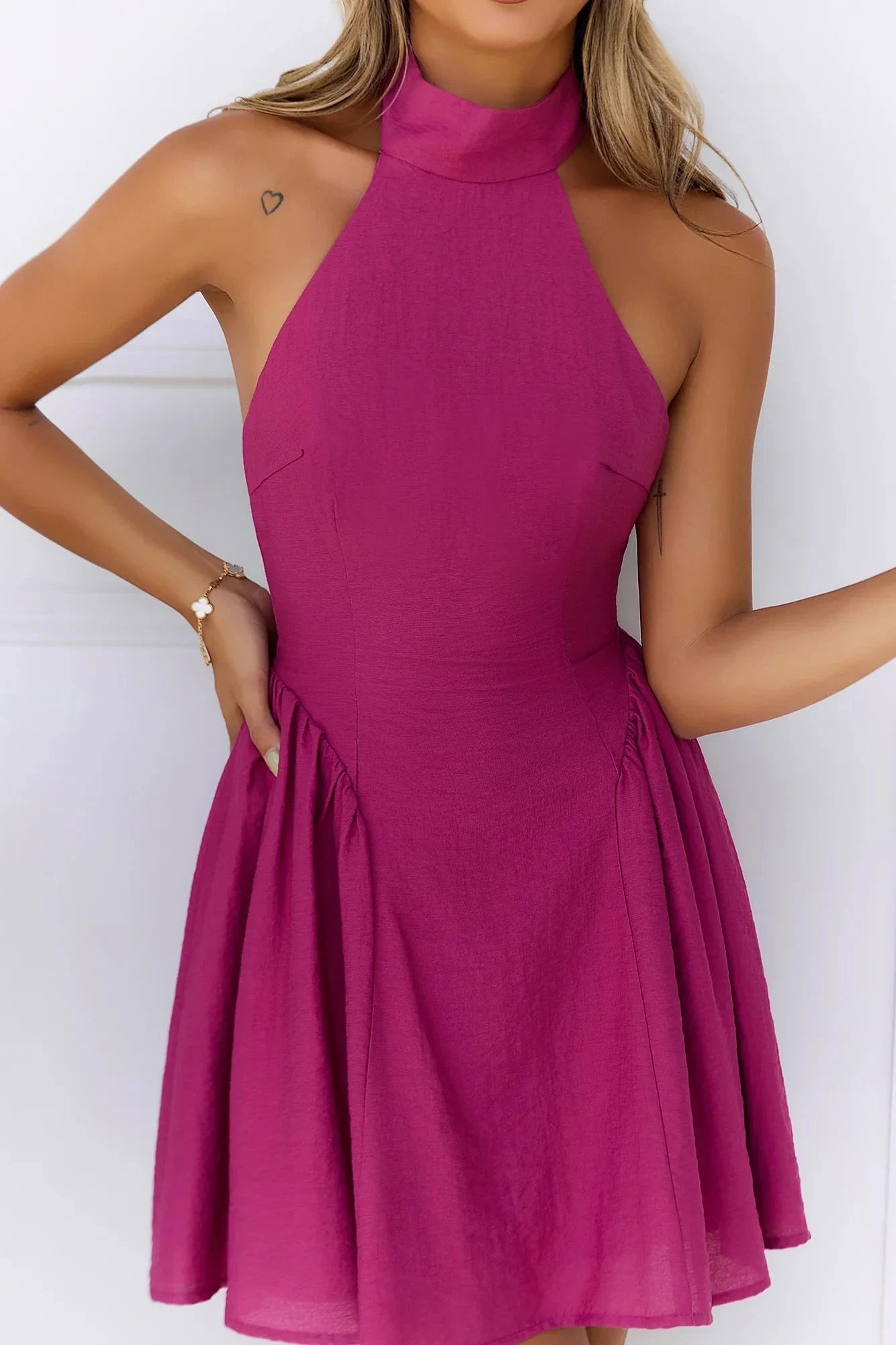 Rose red hanging neck dress with high neck design suitable for dates, parties and other occasions, by YiHuiw