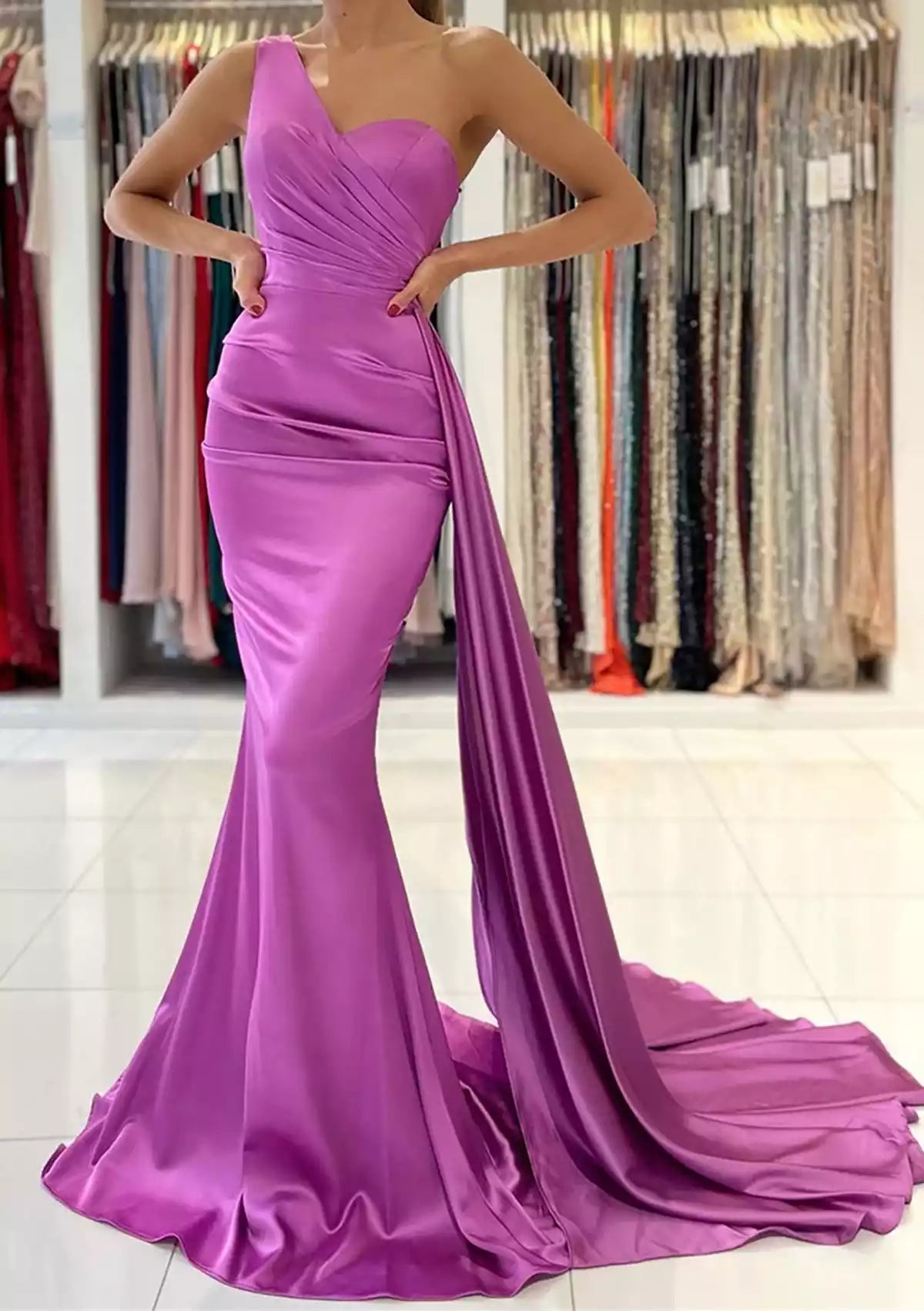 Vestidos de graduación sexys y encantadores de satén plisado, de un solo hombro, sin mangas, estilo trompeta/sirena y con cola larga