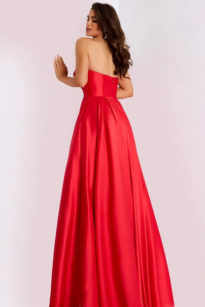 Deslumbrante vestido de noche de satén rojo con escote corazón sin tirantes y silueta de vestido de gala de línea A con falda amplia