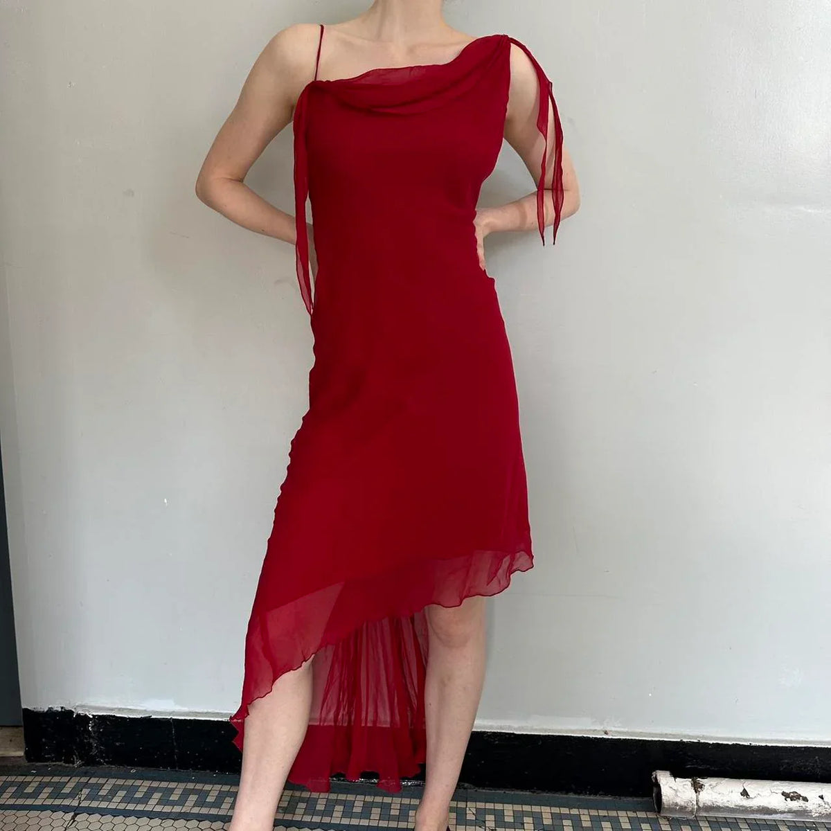 Single shoulder design, hanging ribbon on one side, irregular lotus leaf skirt by YiHuiw