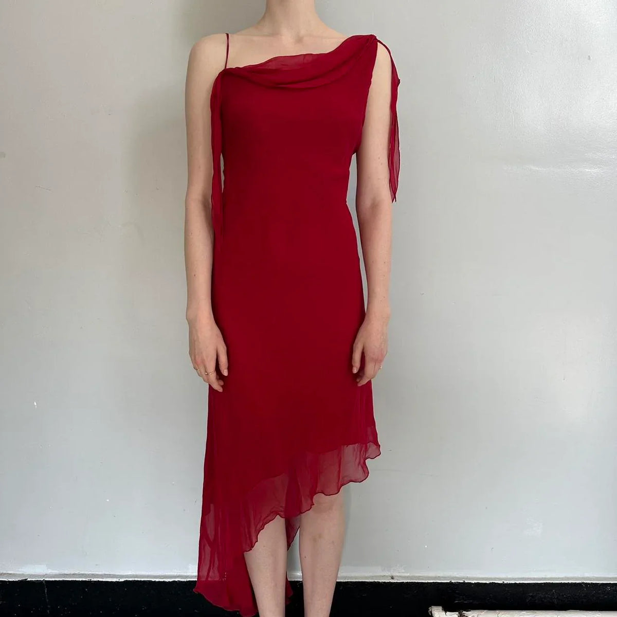 Single shoulder design, hanging ribbon on one side, irregular lotus leaf skirt by YiHuiw