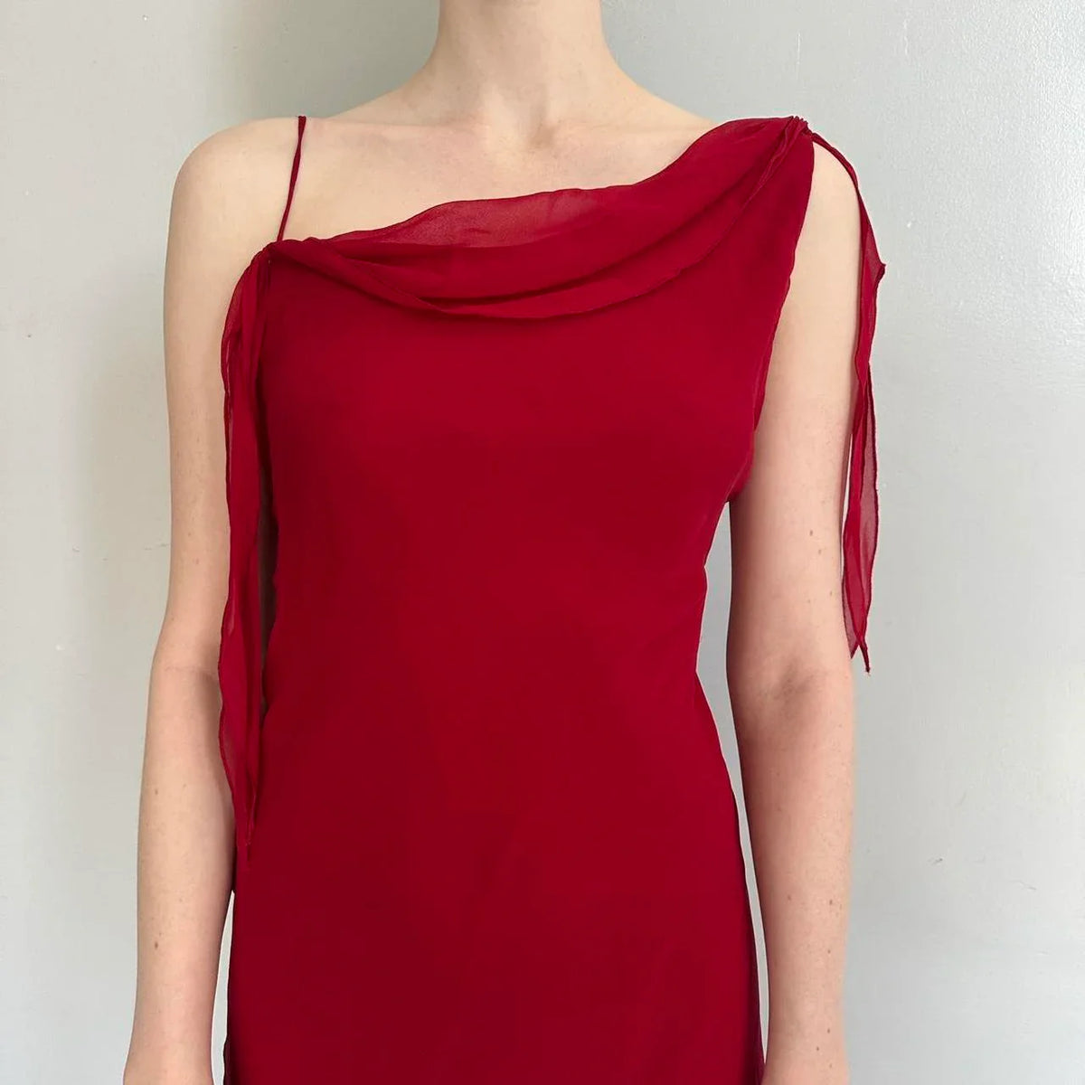 Single shoulder design, hanging ribbon on one side, irregular lotus leaf skirt by YiHuiw