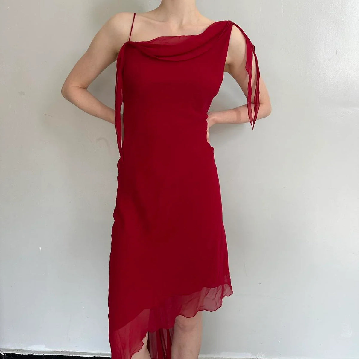 Single shoulder design, hanging ribbon on one side, irregular lotus leaf skirt by YiHuiw