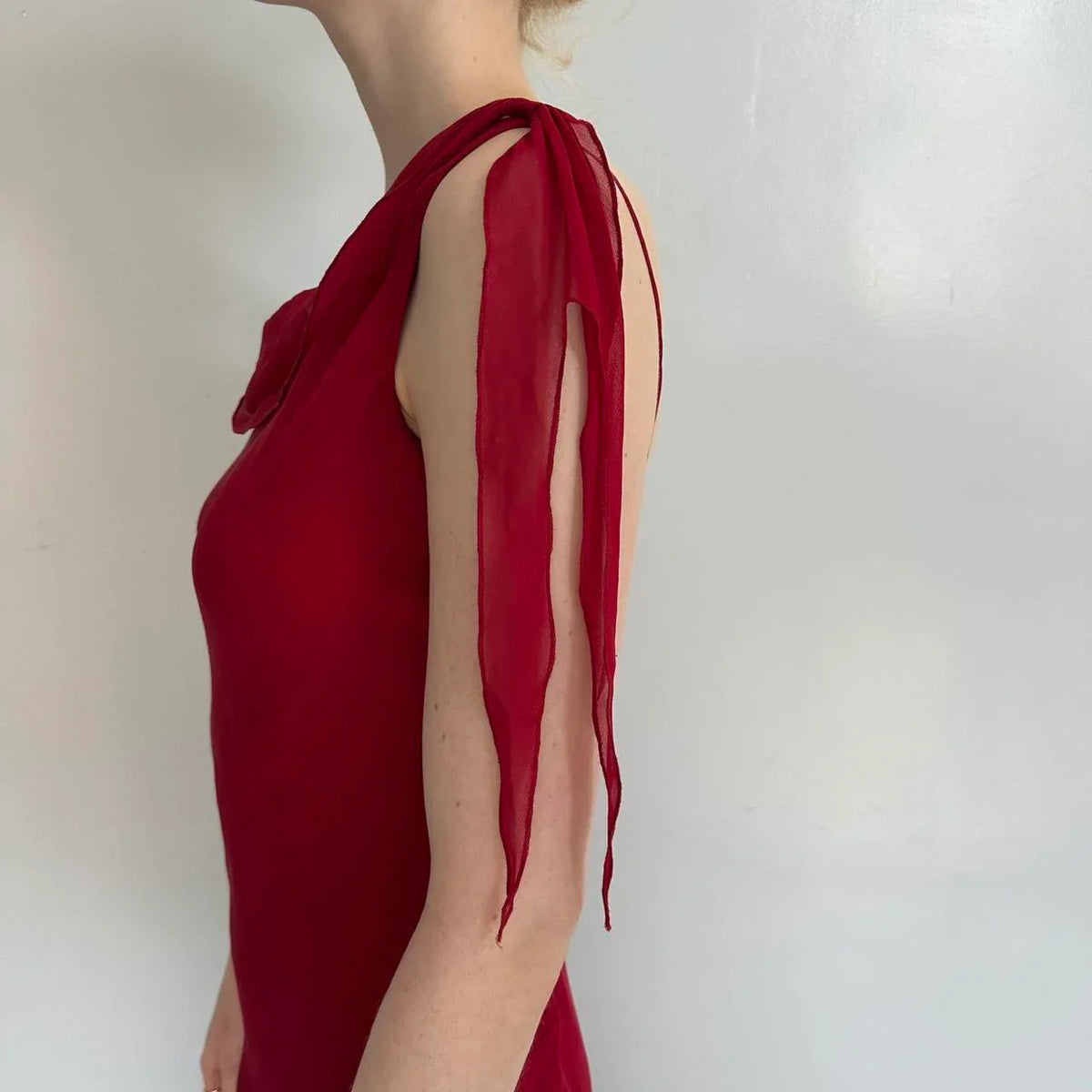 Single shoulder design, hanging ribbon on one side, irregular lotus leaf skirt by YiHuiw