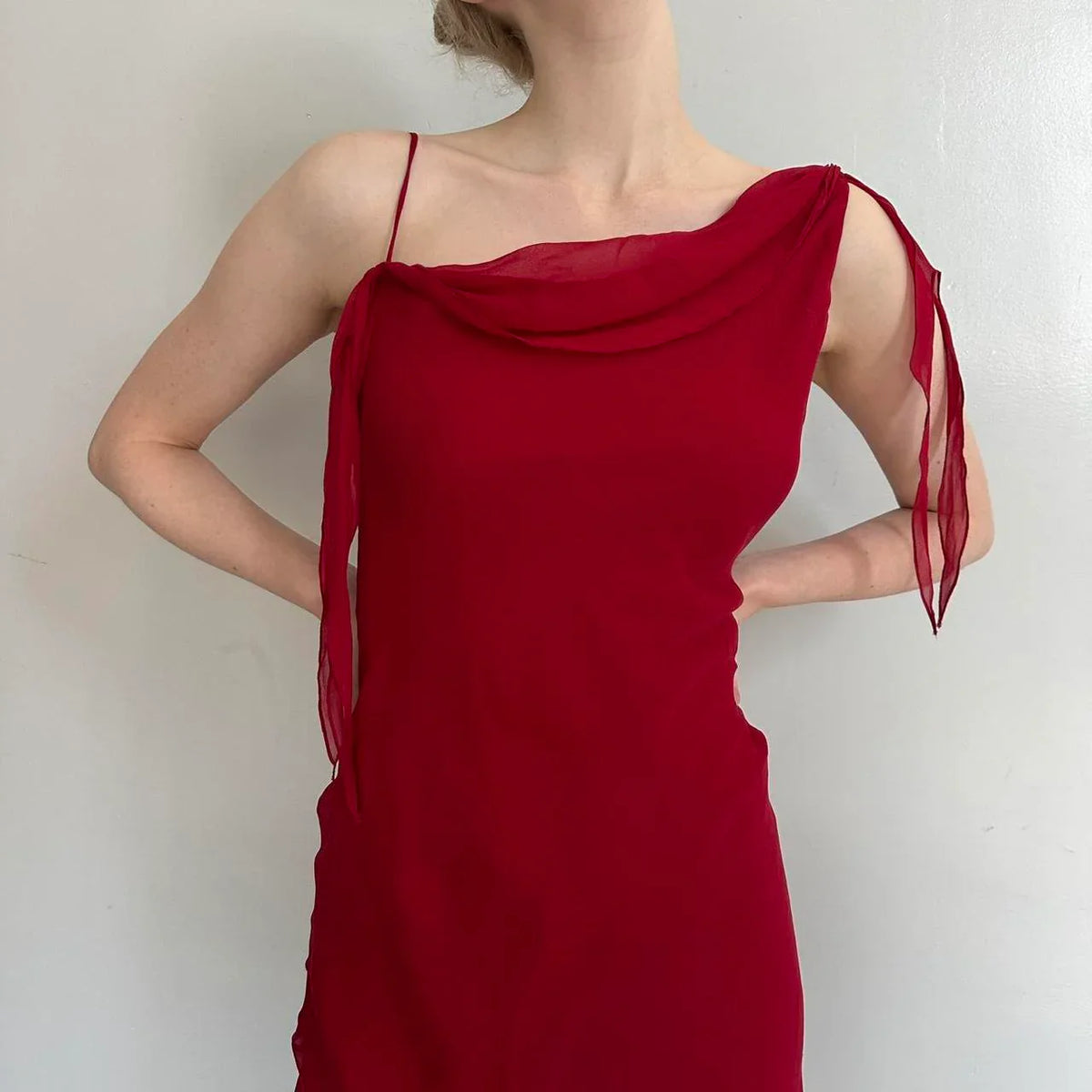 Single shoulder design, hanging ribbon on one side, irregular lotus leaf skirt by YiHuiw