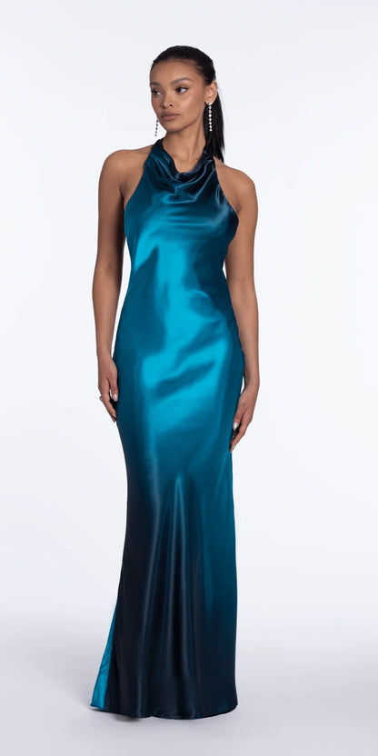 Elegante vestido de noche de satén ombré con cuello halter, detalle drapeado, espalda descubierta y cola