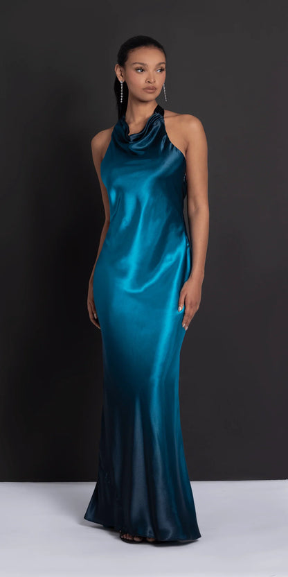 Elegante vestido de noche de satén ombré con cuello halter, detalle drapeado, espalda descubierta y cola