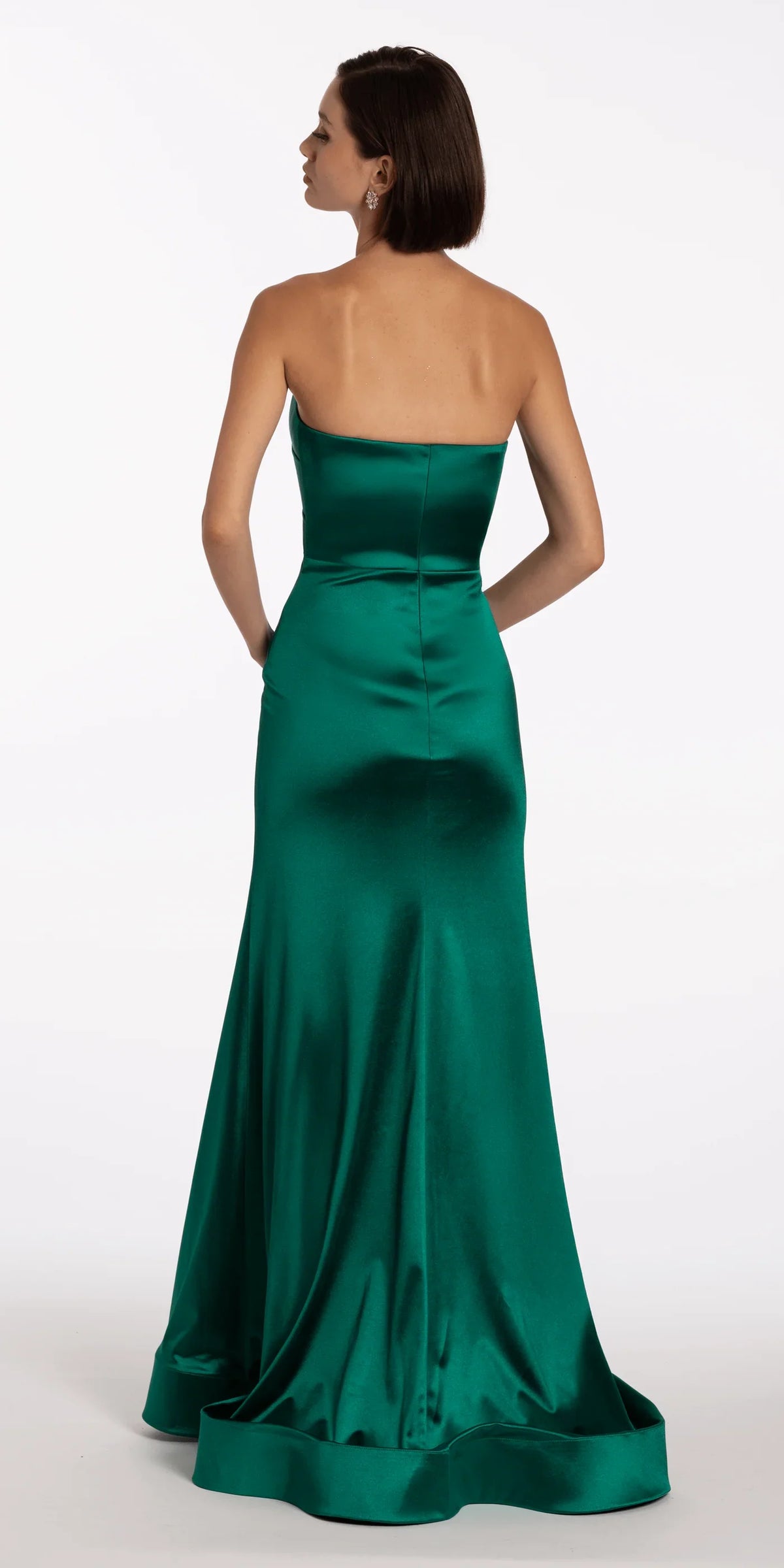 Elegante vestido de noche de satén sin tirantes con detalle de corpiño plegado, falda de sirena y cola