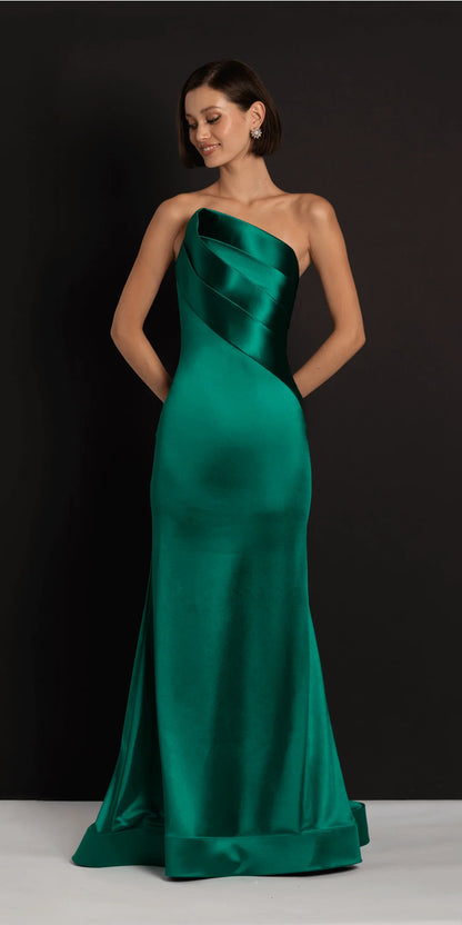 Elegante vestido de noche de satén sin tirantes con detalle de corpiño plegado, falda de sirena y cola