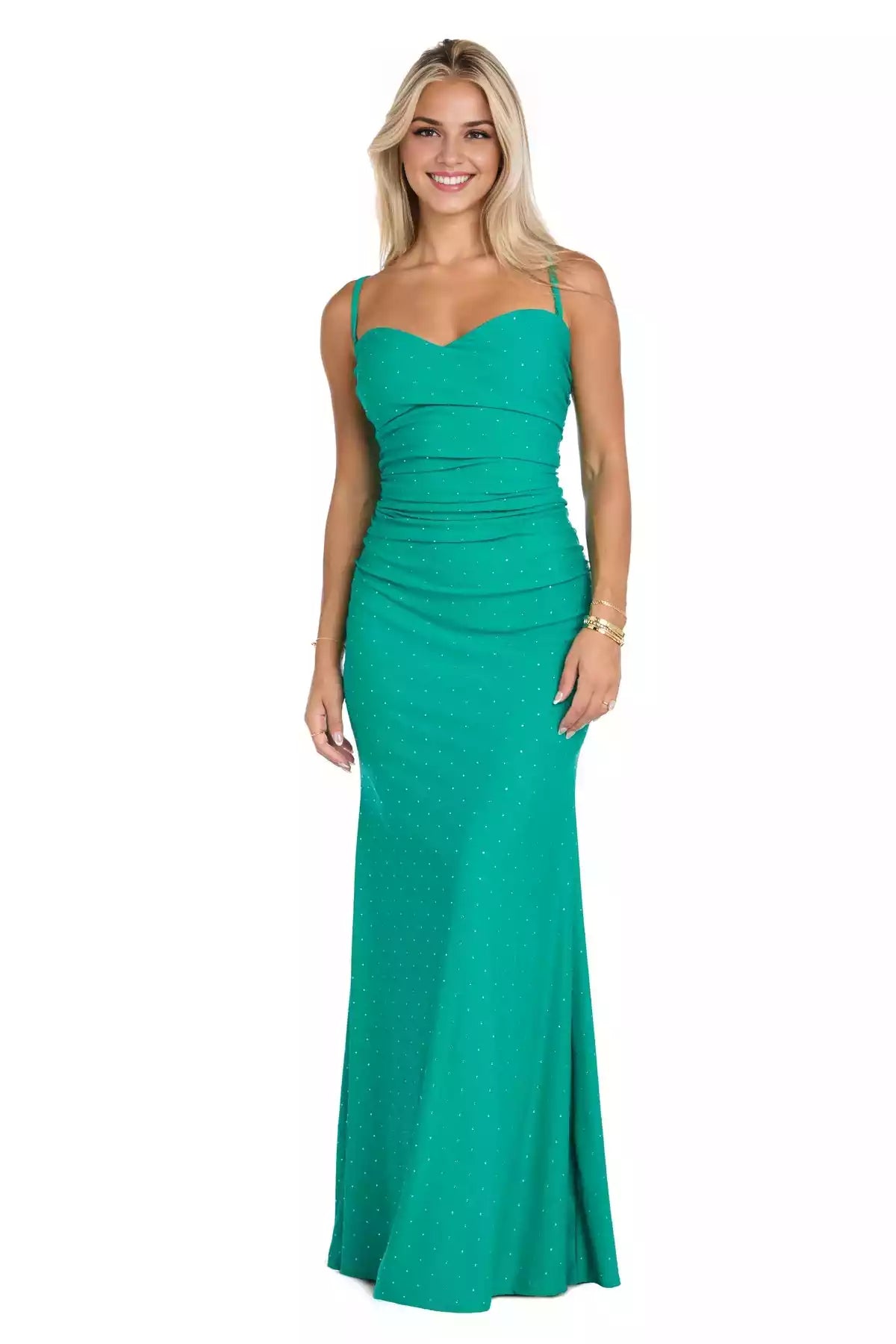 Vestidos de graduación con largos pliegues suaves y ajustados que se adaptan al cuerpo, reflejando confianza y belleza