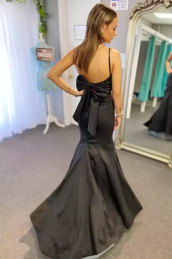 Robe sirène sophistiquée en taffetas noir avec décolleté plongeant en V et dos orné d'un nœud