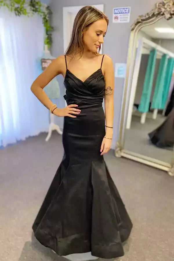 Robe sirène sophistiquée en taffetas noir avec décolleté plongeant en V et dos orné d'un nœud