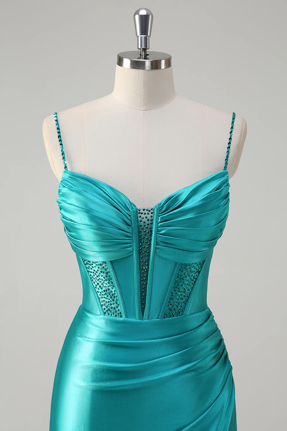 Vestido de noche de satén con pedrería, tirantes finos y corte sirena con abertura