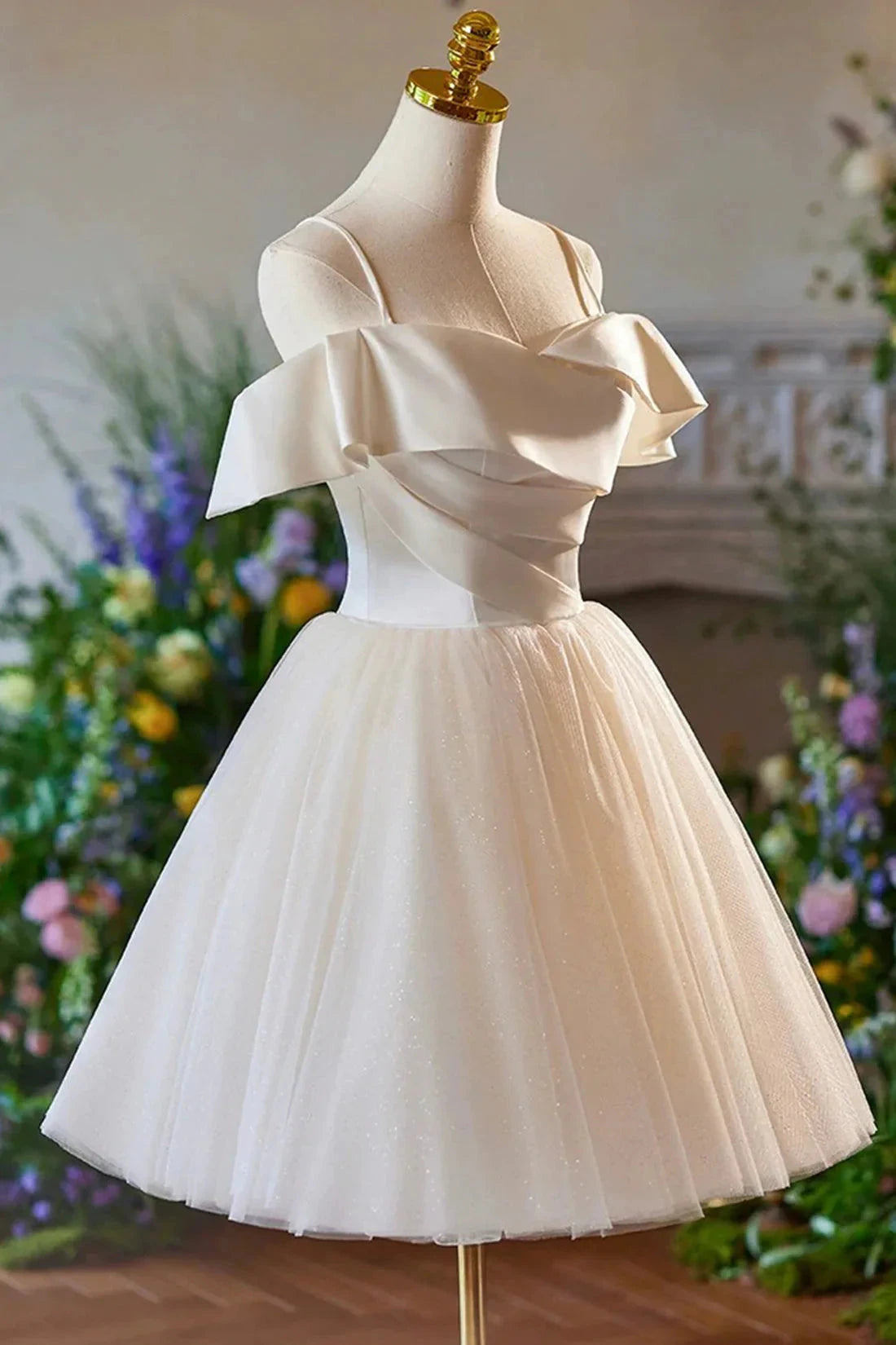Spaghetti Straps Knee Length Prom Dress A-Line Sleeveless Backless Party Dress simple gentle atmospheric and unique desi Bring summer by YiHuiw