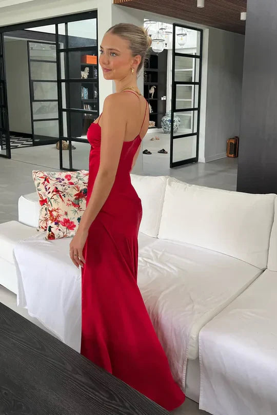 Vestido de graduación de satén rojo con escote palabra de honor y abertura alta