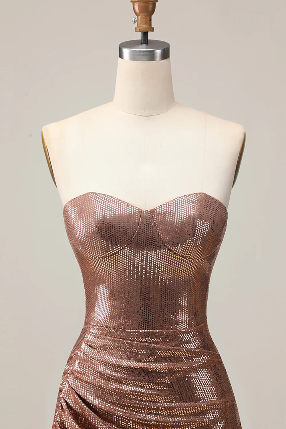Vestido de fiesta palabra de honor color oro rosa con lentejuelas y silueta ajustada fruncida