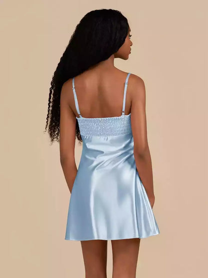 Impresionante vestido de fiesta ajustado de satén con tirantes finos, silueta sin mangas y espalda con cordones