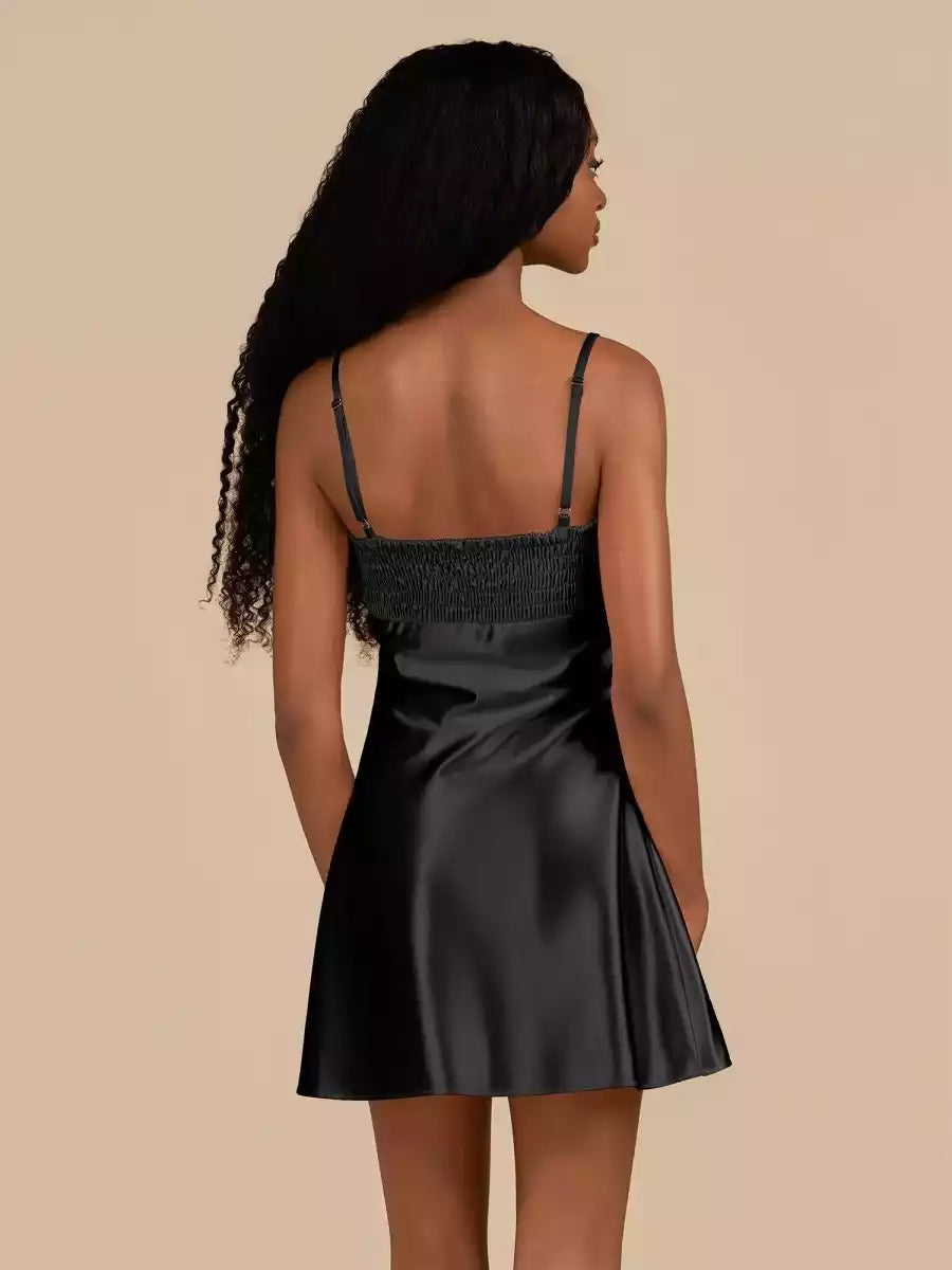 Impresionante vestido de fiesta ajustado de satén con tirantes finos, silueta sin mangas y espalda con cordones