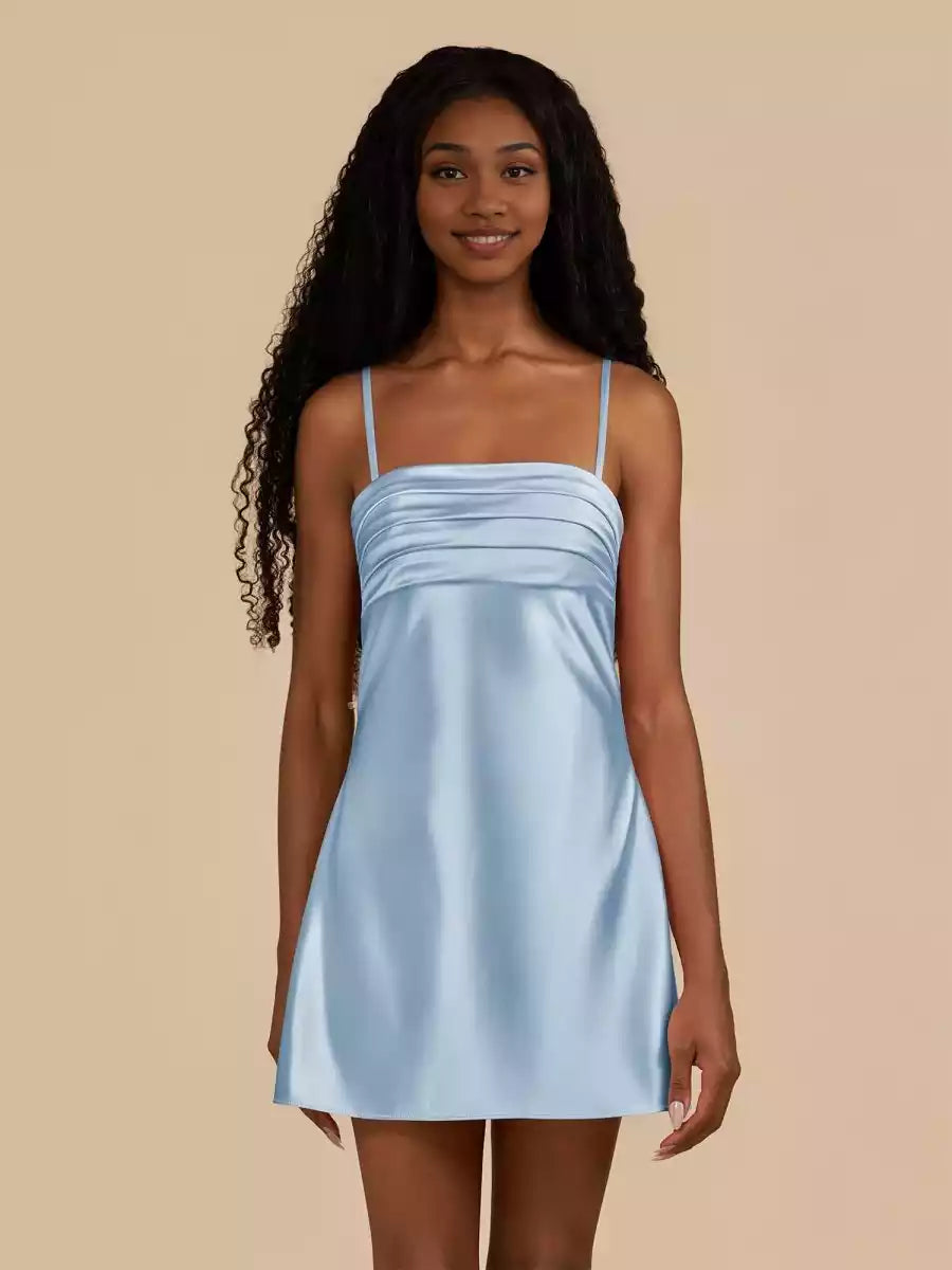 Impresionante vestido de fiesta ajustado de satén con tirantes finos, silueta sin mangas y espalda con cordones