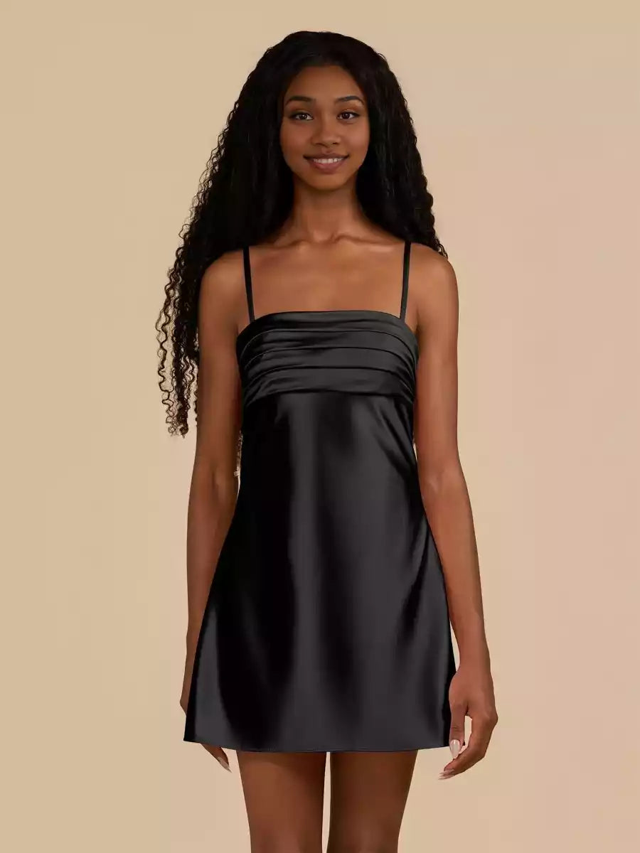 Impresionante vestido de fiesta ajustado de satén con tirantes finos, silueta sin mangas y espalda con cordones