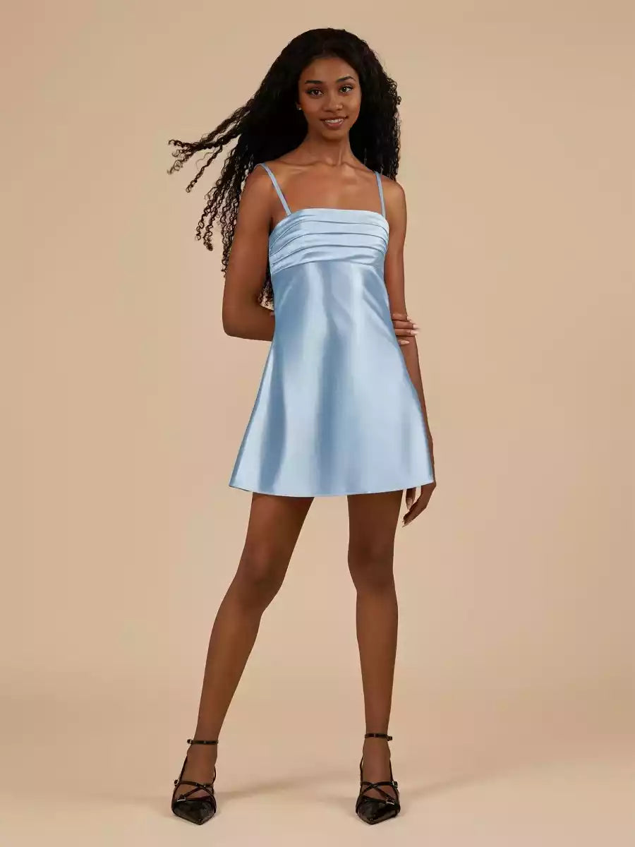 Impresionante vestido de fiesta ajustado de satén con tirantes finos, silueta sin mangas y espalda con cordones