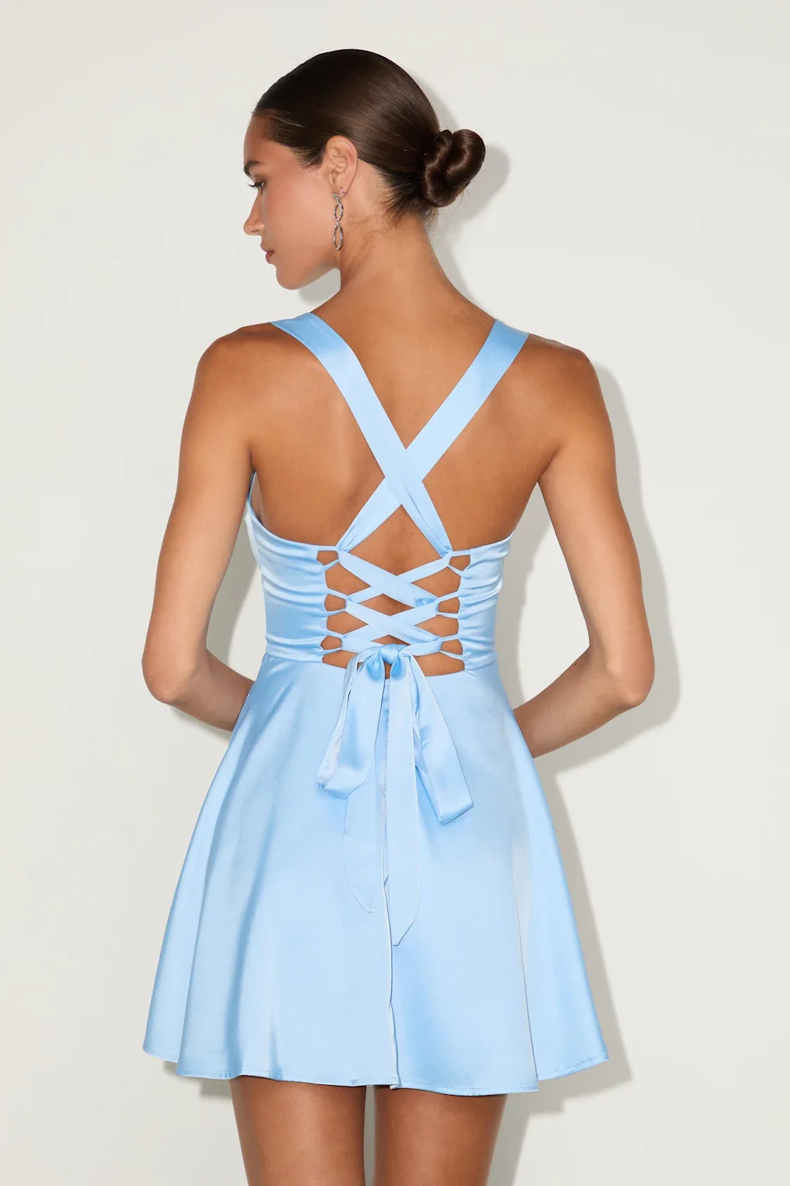 Vestidos de fiesta de satén dulce con cordones, bolsillos, falda corta, escote cuadrado y corsé ajustado