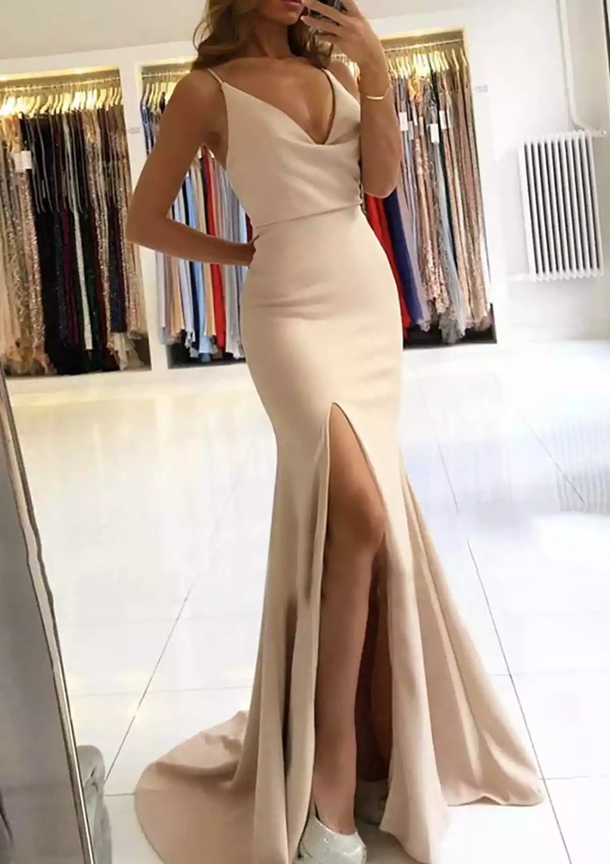 Los encantadores vestidos de graduación de satén, sin mangas, con escote en V, corte sirena y cola larga, realzan un temperamento elegante