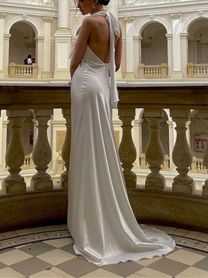 Elegante vestido de novia de satén con cuello halter, corte sirena, espalda abierta con lazo y cola larga
