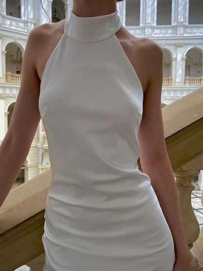 Elegante vestido de novia de satén con cuello halter, corte sirena, espalda abierta con lazo y cola larga