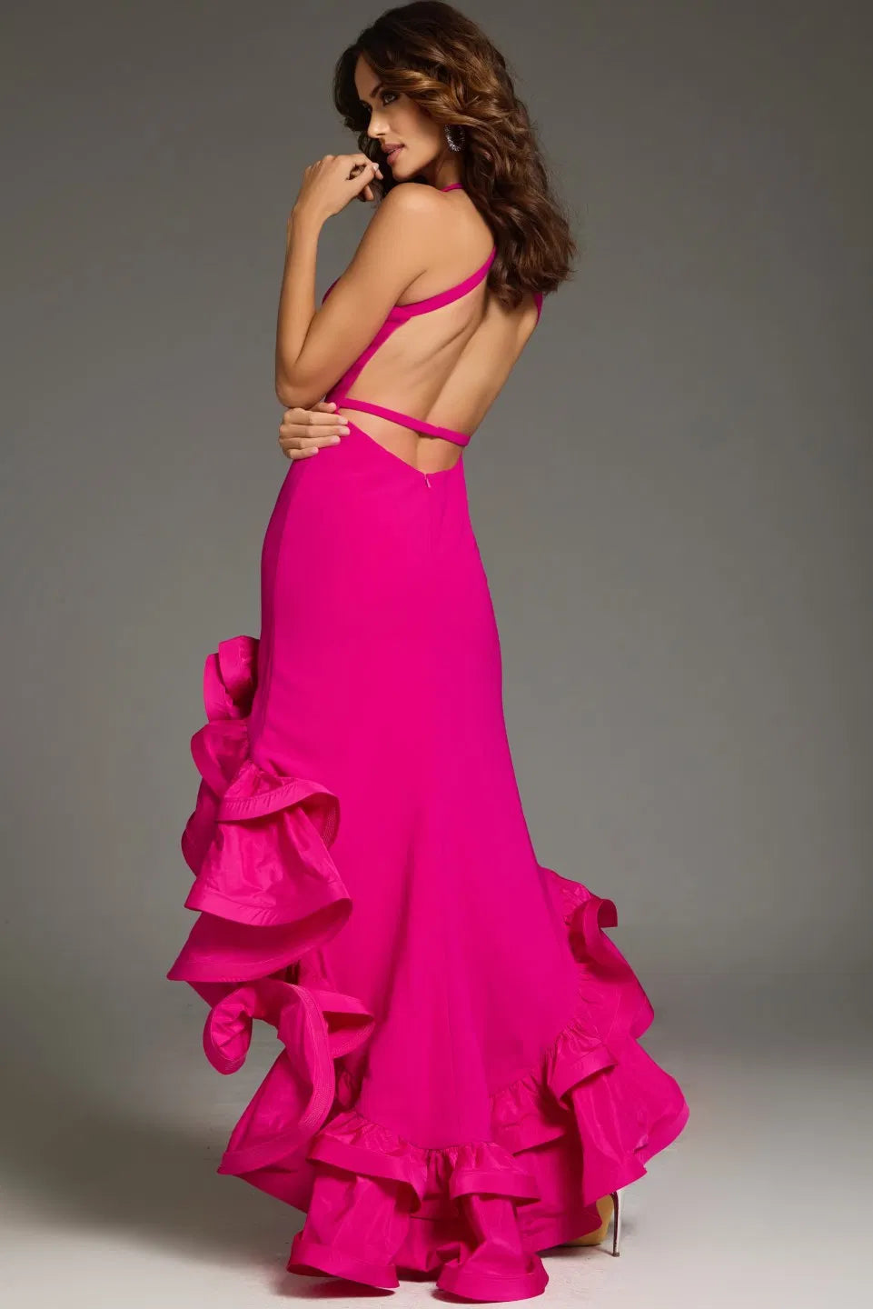 Vibrante vestido de noche con cuello halter, falda de volantes en capas, espalda descubierta y cola asimétrica