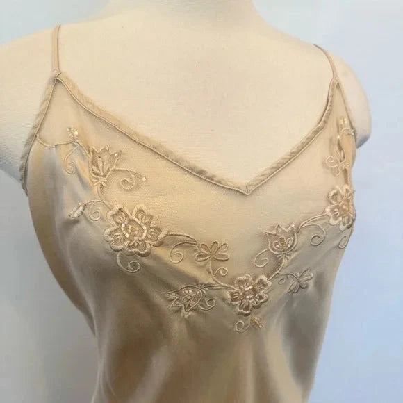 Victorian Style Exquisite Floral Embroidery Beading simple gentle atmospheric and unique desi Bring summer colors to enhance whiteness by YiHuiw