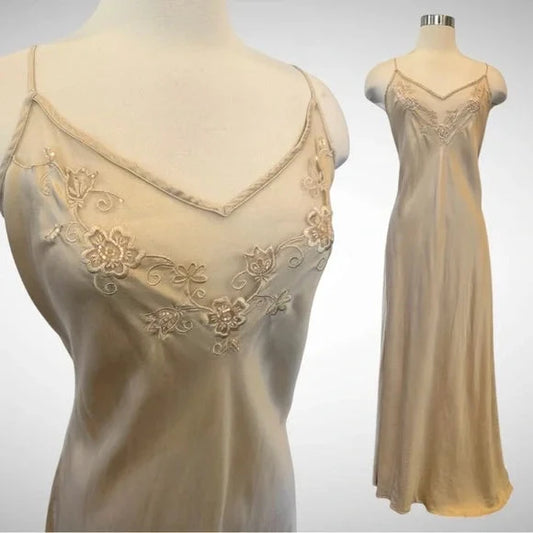 Victorian Style Exquisite Floral Embroidery Beading simple gentle atmospheric and unique desi Bring summer colors to enhance whiteness by YiHuiw